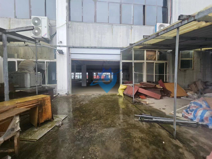 璧山城区二楼厂房出租出售,面积1264㎡,赠送露台300㎡,单价最低10元出租。